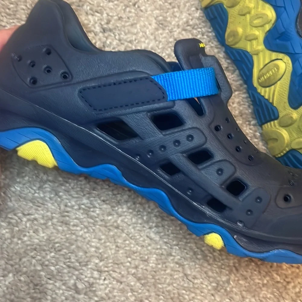 Boys Merrill swim shoes blue size 3